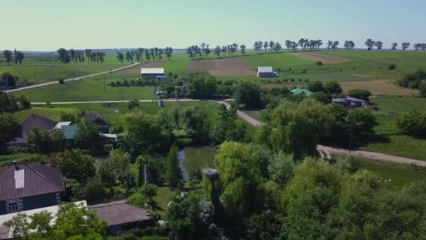 Ein kleines europäisches Dorf. Flug über ein kleines Dorf. moldawisches kleines Dorf. — Stockvideo