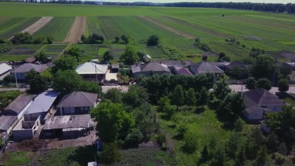 Un piccolo villaggio europeo. Volo sopra il villaggio del centro commerciale. Piccolo villaggio moldavo . — Video Stock