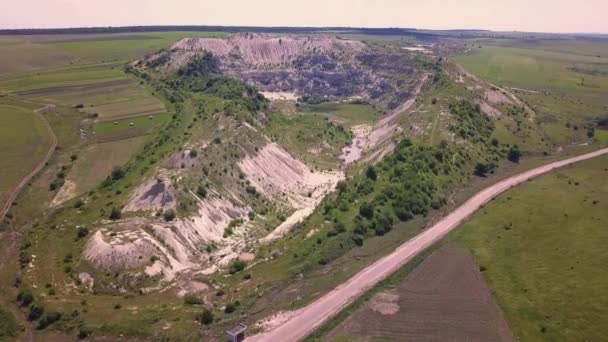 Flug über die atemberaubende Landschaft über das Hochland und den Steinbruch der Republik Moldau. — Stockvideo