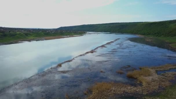 Voo sobre o rio na primavera. Rio Dniester da República da Moldávia . — Vídeo de Stock