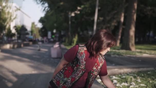 Mujeres Morenas Jóvenes Caminando Parque Verano Ciudad — Vídeos de Stock