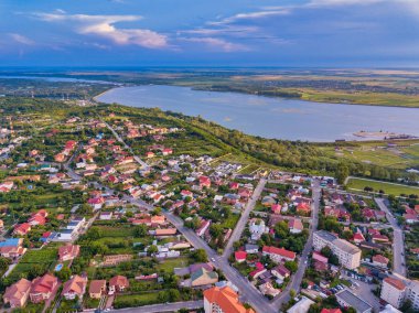 Slatina şehir ve nehir Olt, Romanya havadan görünümü. Yaz günü Avrupa şehri üzerinde drone uçuş.