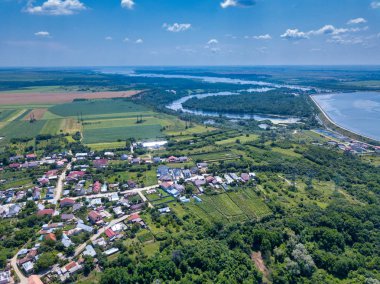 Slatina şehir ve nehir Olt, Romanya havadan görünümü. Yaz günü Avrupa şehri üzerinde drone uçuş.
