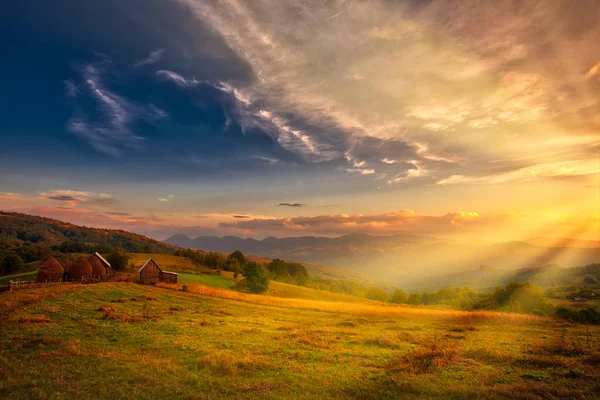 Horské údolí při západu slunce. Přirozená podzimní krajina — Stock fotografie