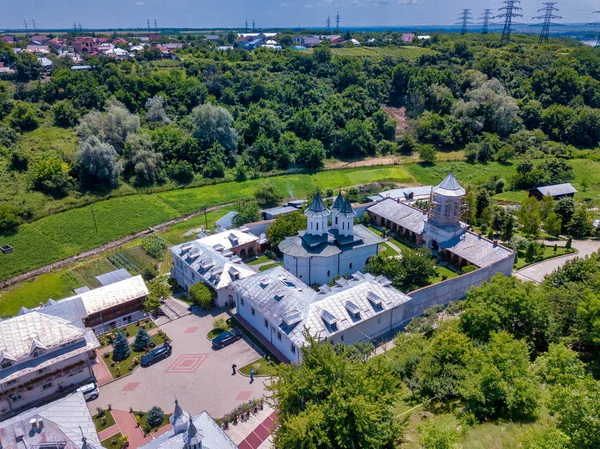 Veduta aerea del monastero cristiano ortodosso nella città di Slatina, Romania. Convento di Clocochiov . — Foto Stock
