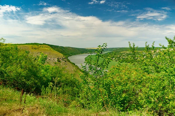 Река в зеленом пейзаже и облака с голубым небом — стоковое фото