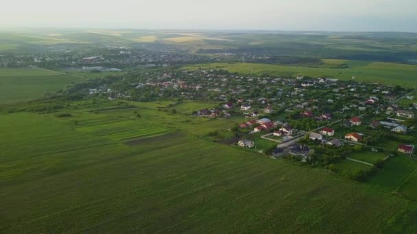 Vliegen Boven Groene Platteland Heuvels Dorpshuizen Landbouwgrond Het Voorjaar Luchtfoto — Stockvideo