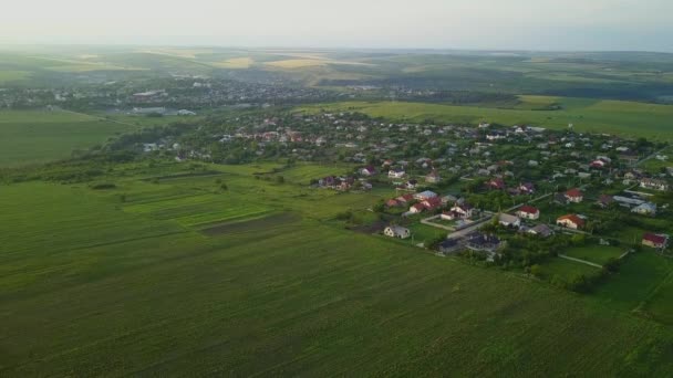 Latanie Nad Zielonymi Wzgórzami Wiejskimi Domami Pola Uprawne Wiosną Widok — Wideo stockowe