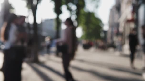 Anonyme Menschenmenge Die Verschwommen Durch Die Straßen Der Stadt Läuft — Stockvideo