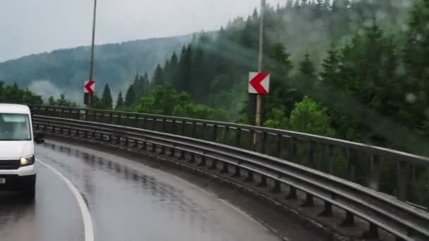 濡れ風のフロントガラスを通して高速道路上のビュー 雨の日に運転する 車のコンセプトで旅行 — ストック動画