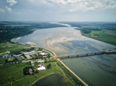 Hava drone uçuş: araba ile nehir üzerinde köprü görünümü. OLT River, Romanya