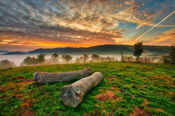 Magestický západ slunce v Karpatských horách. Přirozená podzimní krajina. — Stock fotografie
