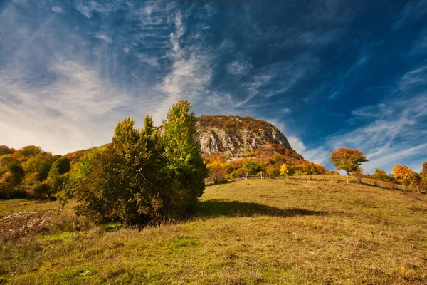 Horská podzimní krajina s barevným lesem. Carpatské hory, transilvanie. — Stock fotografie