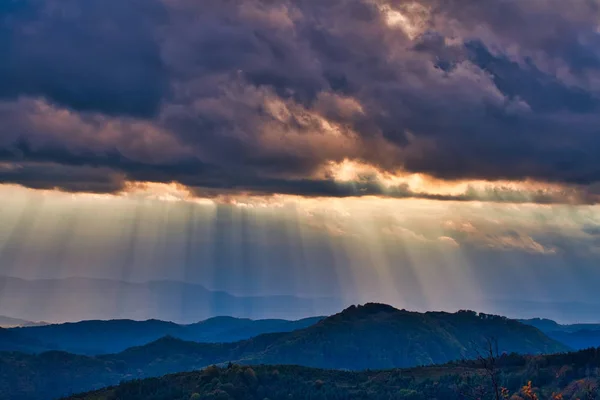 Magestic solnedgång i carpatian Mountains. Naturligt höstlandskap. — Stockfoto