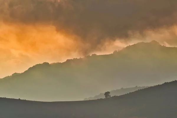 在卡帕蒂安山脉的中世纪日落。自然秋季景观. — 图库照片