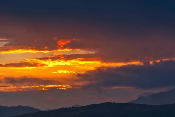 Magischer Sonnenuntergang in den karpatischen Bergen. Natürliche Herbstlandschaft. — Stockfoto