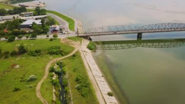 Slatina şehir ve nehir Olt, Romanya havadan görünümü. Yaz günü Avrupa şehri üzerinde drone uçuş.