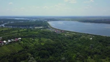 Slatina şehir ve nehir Olt, Romanya havadan görünümü. Yaz günü Avrupa şehri üzerinde drone uçuş.