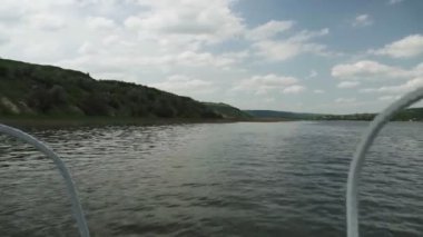 Hareket halindeki nehirdeki motorlu bottan görünüm