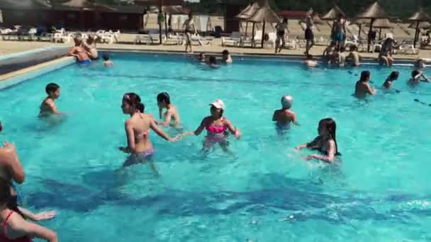 Sharm Sheikh Abril 2017 Grupo Jóvenes Amigos Jugando Voleibol Piscina — Vídeo de stock