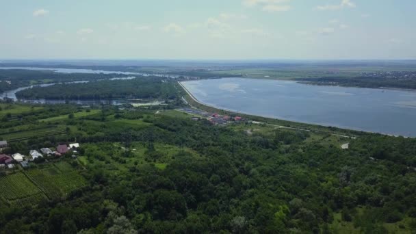Vue aérienne de la ville de Slatina et de la rivière Olt, Roumanie. Vol de drone au-dessus de la ville européenne en journée d'été .