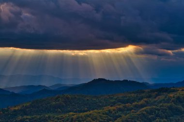 Carpatian dağlarında Magestic gün batımı. Doğal sonbahar manzarası.