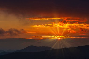 Carpatian dağlarında Magestic gün batımı. Doğal sonbahar manzarası.