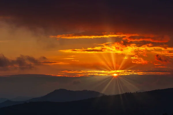 Magestic zonsondergang in de carpatian Mountains. Natuurlijke herfst landschap. — Stockfoto