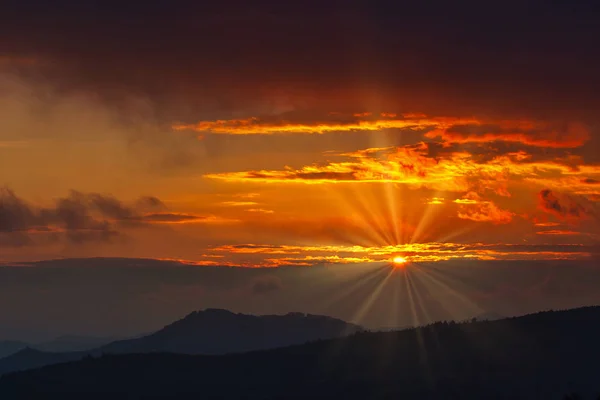 Magestic solnedgång i carpatian Mountains. Naturligt höstlandskap. — Stockfoto