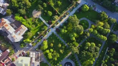Park üzerinde Uçan Drone. Şehir parkı, Slatina, Romanya. 4k
