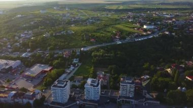 Slatina şehir ve nehir Olt, Romanya havadan görünümü. Yaz günü Avrupa şehri üzerinde drone uçuş.
