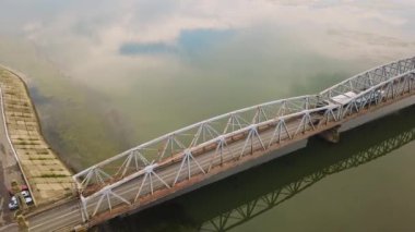 Hava drone uçuş: araba ile nehir üzerinde köprü görünümü. OLT River, Romanya