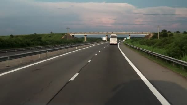 Fpv Jazda Wzdłuż Autostrady Widok Drogi Okna Samochodu Samochody Idą — Wideo stockowe