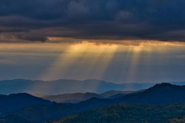 Carpatian dağlarında Magestic gün batımı. Doğal sonbahar manzarası.