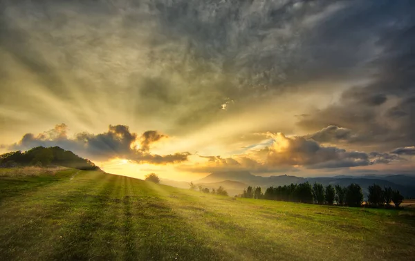 Valle de la montaña al atardecer. Paisaje natural otoño — Foto de Stock