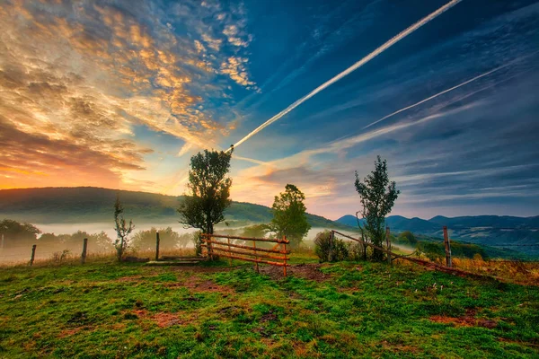 Magestic sunset in the carpatian mountains. Natural autumn landscape. — Stock Photo, Image