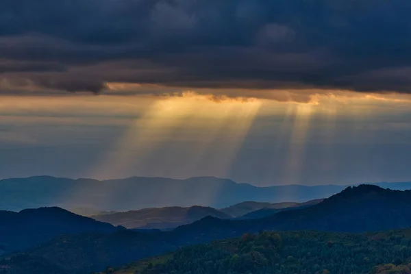 Carpatian dağlarında Magestic gün batımı. Doğal sonbahar manzarası. — Stok fotoğraf