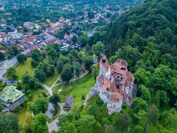 Luchtfoto panoramisch uitzicht op de middeleeuwse Bran Castle, bekend om de mythe van Dracula, Dracula kasteel in Brasov, Transsylvanië. Roemenië. — Stockfoto