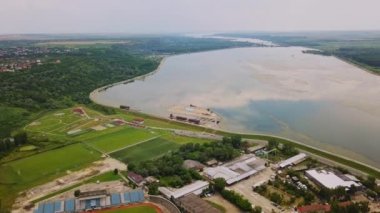 Hava drone uçuş: araba ile nehir üzerinde köprü görünümü. OLT River, Romanya