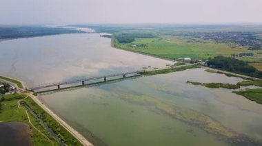 Hava drone uçuş: araba ile nehir üzerinde köprü görünümü. OLT River, Romanya