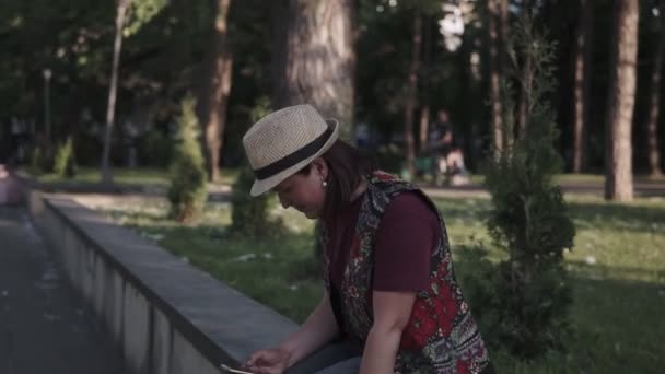 Jovem Morena Chapéu Está Usando Telefone Celular Parque Verão Cidade — Vídeo de Stock