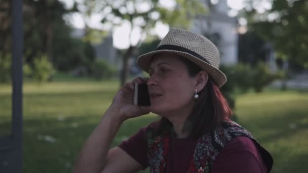 Hermosa Mujer Sienta Banco Parque Ciudad Habla Teléfono Móvil Una — Vídeos de Stock