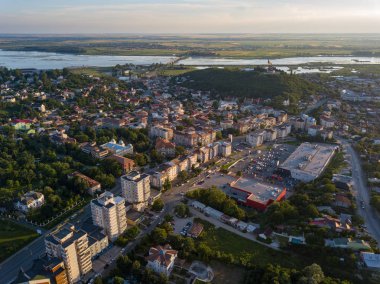 Slatina şehir ve nehir Olt, Romanya havadan görünümü. Yaz günü Avrupa şehri üzerinde drone uçuş.