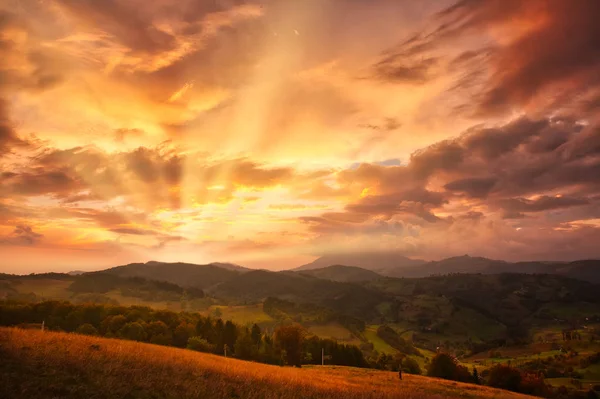 Valle della montagna durante il tramonto. Paesaggio naturale autunno — Foto Stock