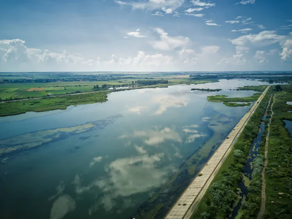 Vista aérea do rio azul com reflexos em um dia ensolarado de verão. Fotografia de drones. River Olt, Roménia . — Fotografia de Stock