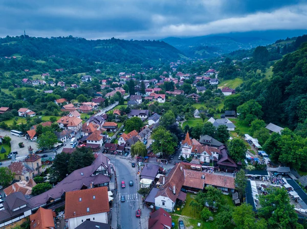 Panoramisch uitzicht over de stad Brasov in een zomerdag in Transsylvanië, Roemenië — Stockfoto