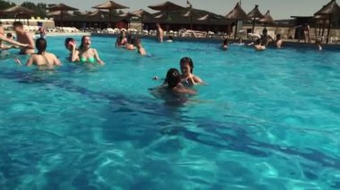 Bir grup genç arkadaşlar havuzu voleybol oynarken Sharm El-Sheikh, Nisan 2017: