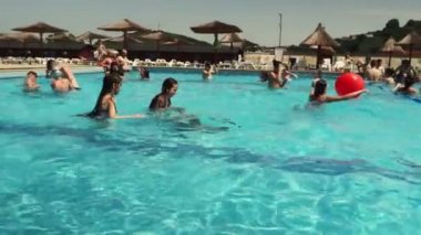 Bir grup genç arkadaşlar havuzu voleybol oynarken Sharm El-Sheikh, Nisan 2017: