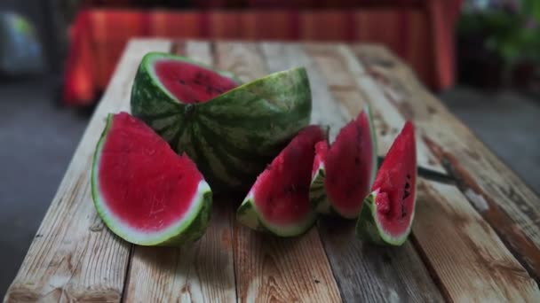夏季成熟的切片西瓜 多汁的熟西瓜片 概念夏季成熟的浆果在木板上 女性手拿一块西瓜 — 图库视频影像
