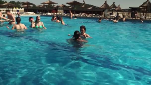 Sharm Sheikh Abril 2017 Grupo Jovens Amigos Jogando Vôlei Piscina — Vídeo de Stock